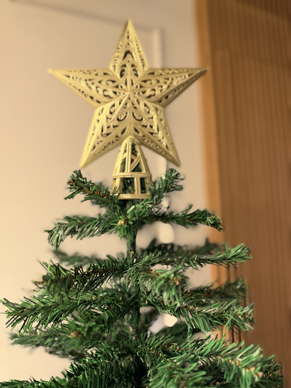 Estrela vazada impressa em 3D no topo de uma árvore de Natal